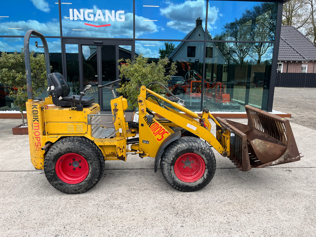 Knikmops 130 met tegelriek en puinbak